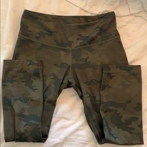 LULULEMON 21” camo crops 😍😍😍